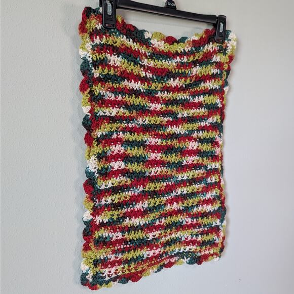 Hand Knit Scalloped Decorative Placemat Red Green White Brown 21"x15" - Picture 2 of 4
